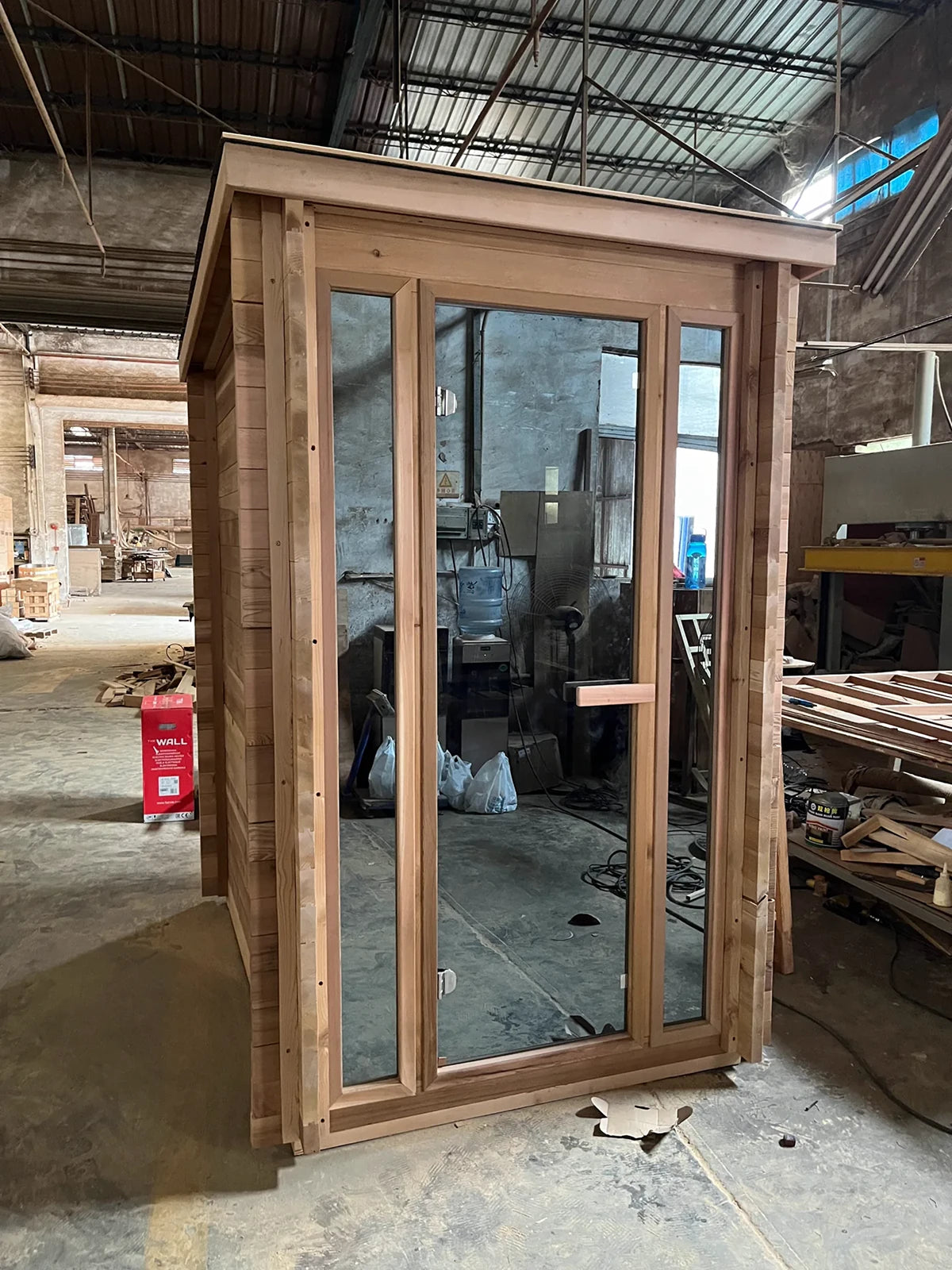 Mirror-finish sauna glass